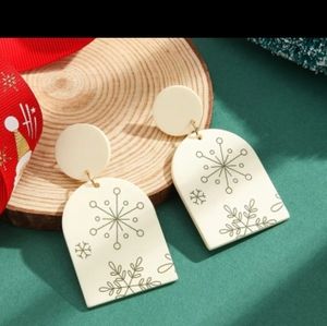 ** BRAND NEW SNOWFLAKE ❄️ DESIGN EARRINGS